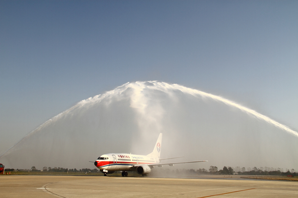 2010年12月8日，机场旅客吞吐量突破500万水门仪式_.jpg