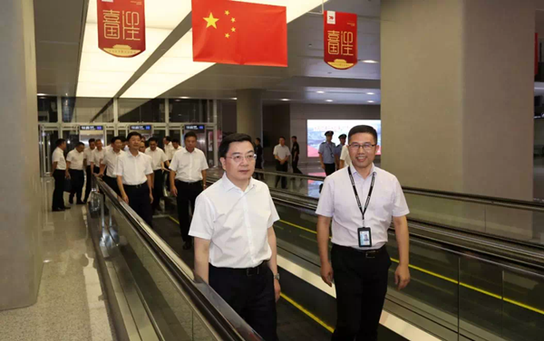 1594526082399081985.png 2019年9月30日, “不忘初心、牢记使命”主题教育期间,陈伟俊书记到温州机场调研考察(刘伟 摄).png