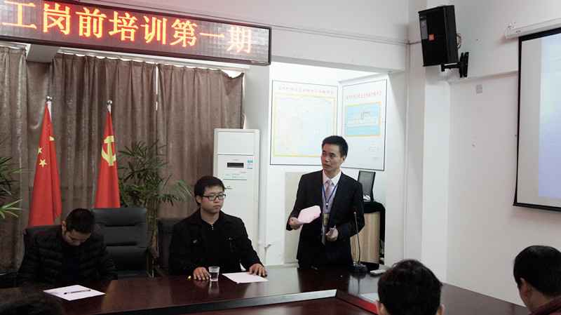 货站公司总经理郑炼正在介绍货站公司概况.jpg