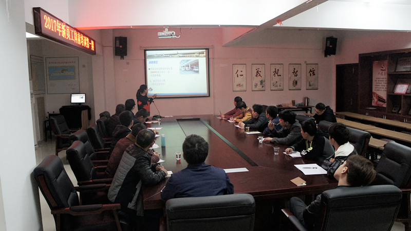 内训师陈心如向新员工讲解航空运输基础知识.jpg