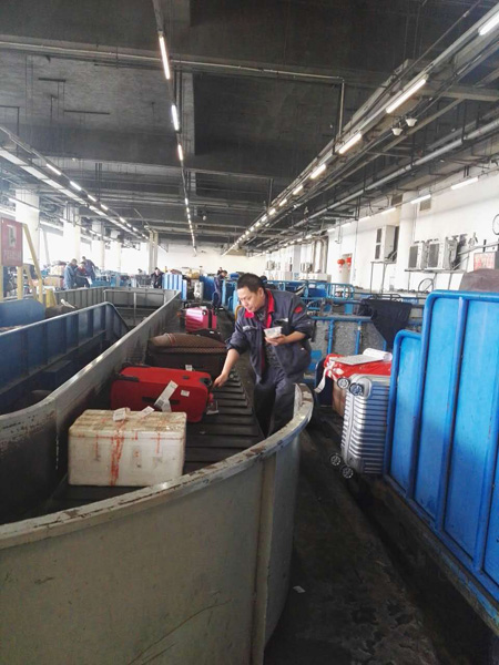 1486626741085066833.jpg 3高峰时段,分拣员没时间吃饭,只能边端着碗,边查看行李牌。.jpg