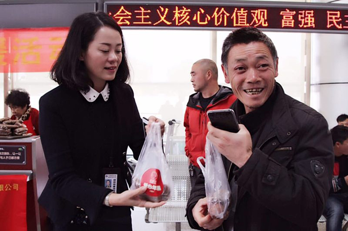 1490343490584043036.jpg 三等奖:情暖回家路(尊易洪雨朦).jpg