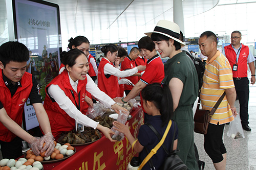 巾帼文明岗岗员参加“情系端午、爱在空港”活动.jpg