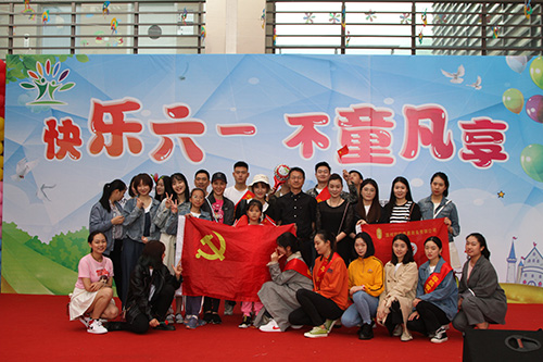巾帼文明岗岗员参加福利院“六一”活动.jpg