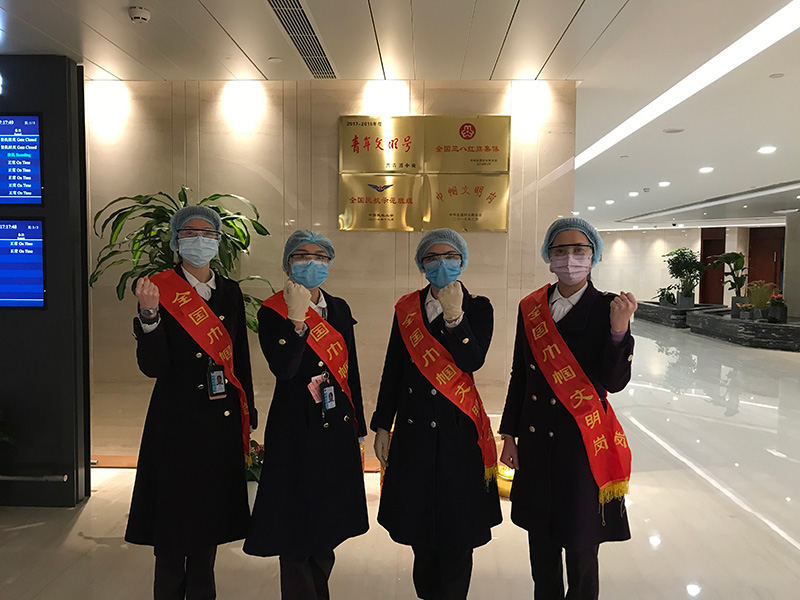 疫情防控期间的尊易巾帼文明岗岗员.jpg