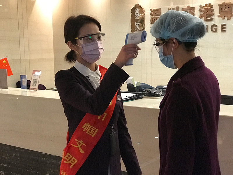 疫情防控期间的尊易巾帼文明岗岗员上岗前测量体温1.jpg