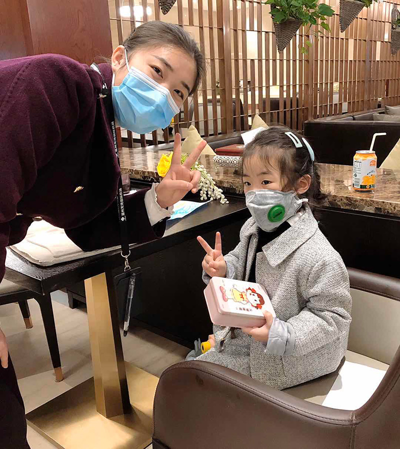 疫情防控期间的尊易巾帼文明岗岗员为小旅客送上新春礼物.jpg