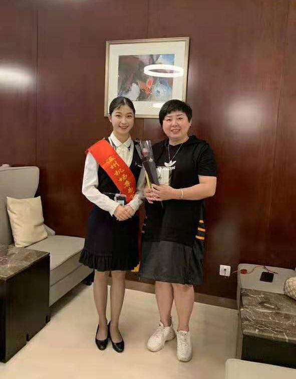 尊易巾帼文明岗岗员在“三八”妇女节为女同胞献花2.jpeg