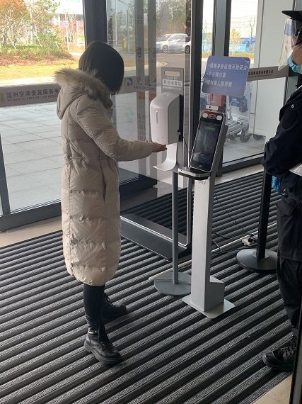 2020.12.21尊易巾帼文明岗疫情防控新添智能感应“消毒利器”.jpg