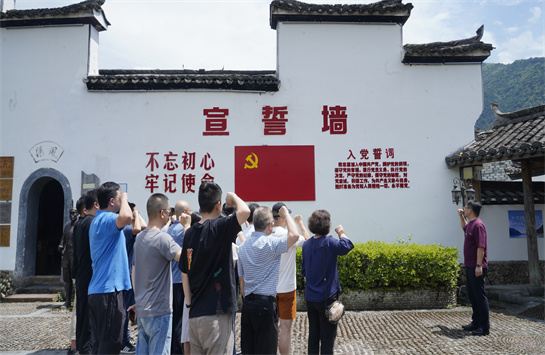 1686810255440007460.jpg 红色党建联盟成员在宣誓墙前重温入党誓词.jpg