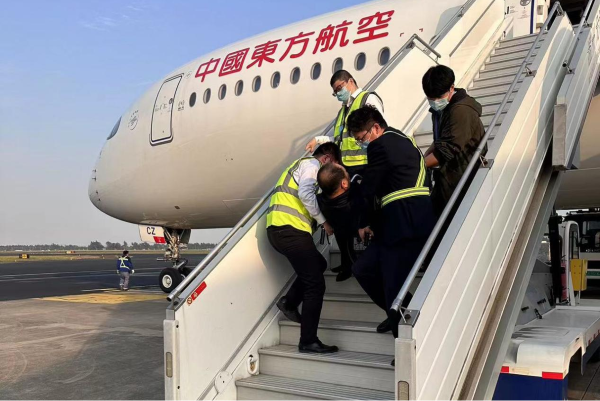 彩虹服务显真情，旅客出行更舒心x.png