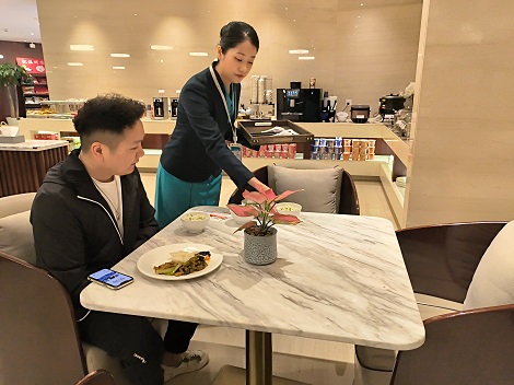 “二月二龙抬头”温州贵宾公司瓯悦班组为旅客提供特色芥菜饭
