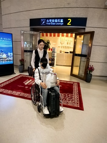 温州贵宾公司携手地服公司顺利保障头等舱轮椅旅客出行